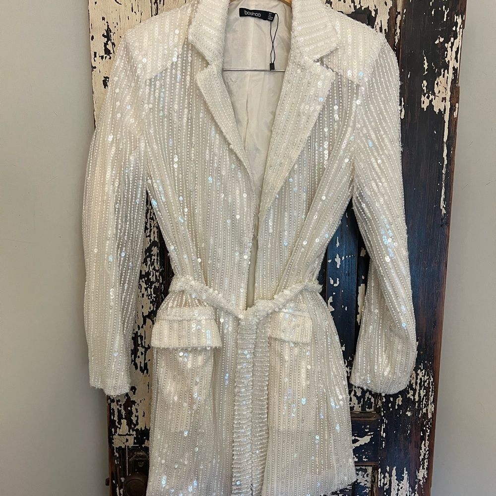 NWOT Gorgeous White OCCASION SEQUIN STRUCTURED BELTED BLAZER. Size 4